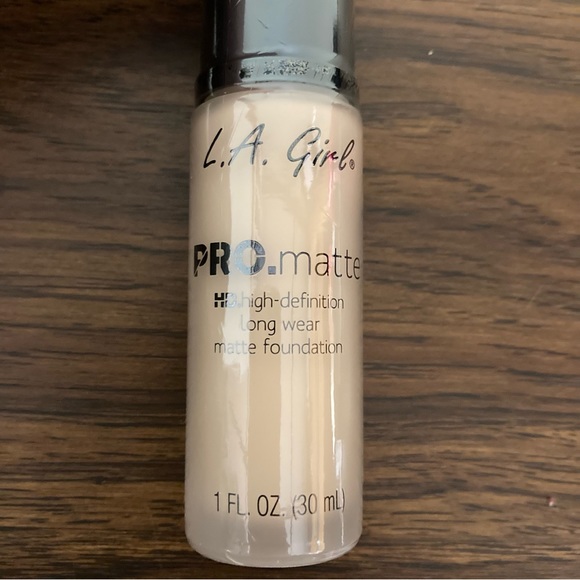 FREE w/ Bundle NWT L.A. Girl Pro High-Definition Long Wear Matte Foundation Nude - Picture 2 of 5